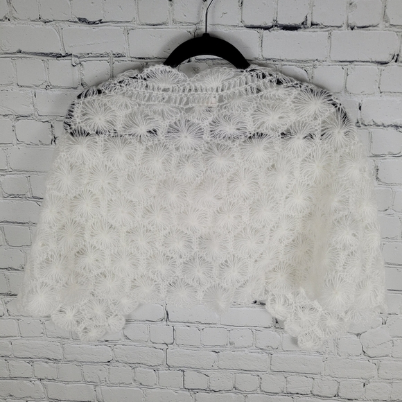 HANDMADE | crocheted delicate small shoulder cover cape - Picture 5 of 6